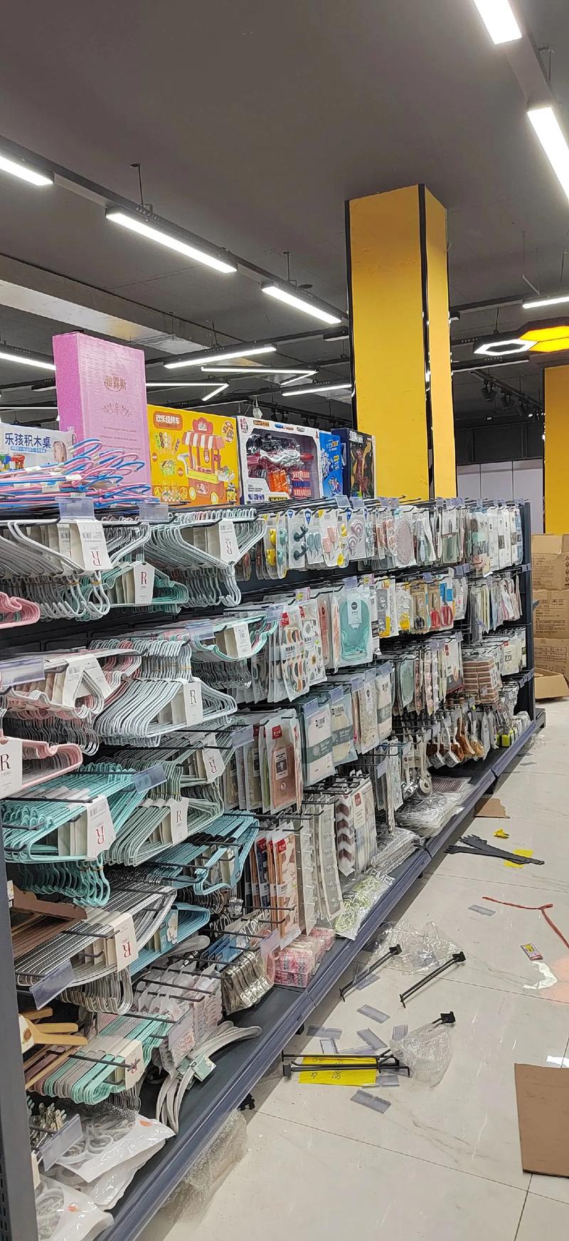 超市陳列中的日用百貨 價格實(shí)惠與品質(zhì)的雙重保障